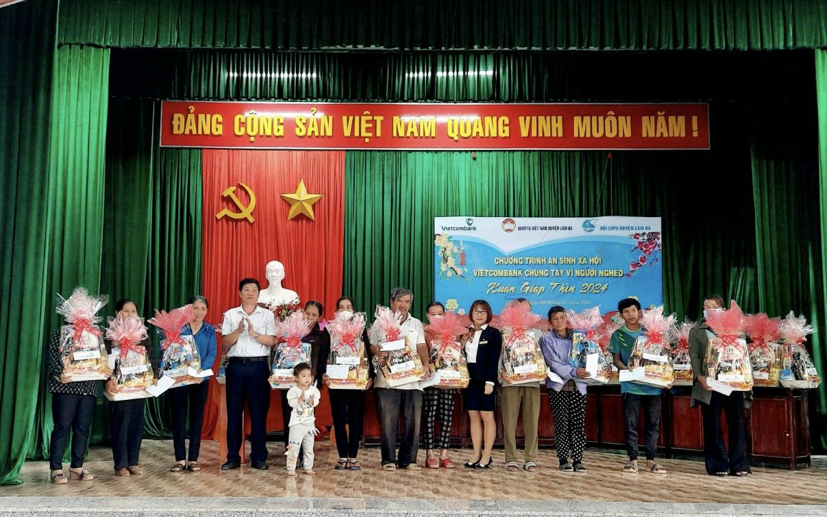 Lâm Hà: Trao quà cho hội viên phụ nữ nghèo