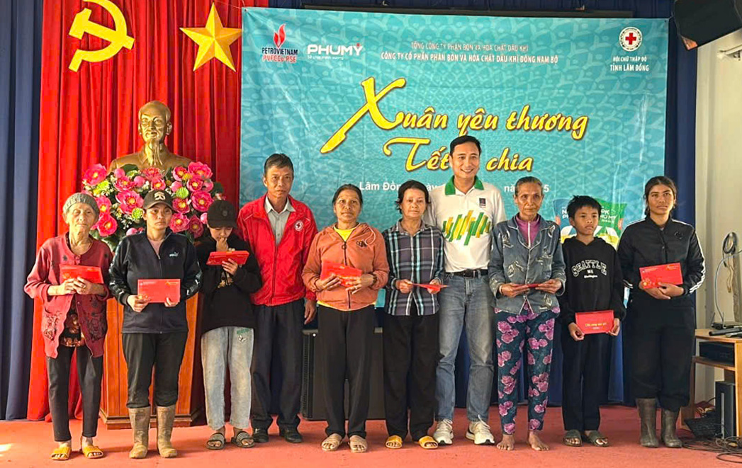 Đức Trọng: Trao 100 phần quà Tết cho người khuyết tật và hoàn cảnh khó khăn