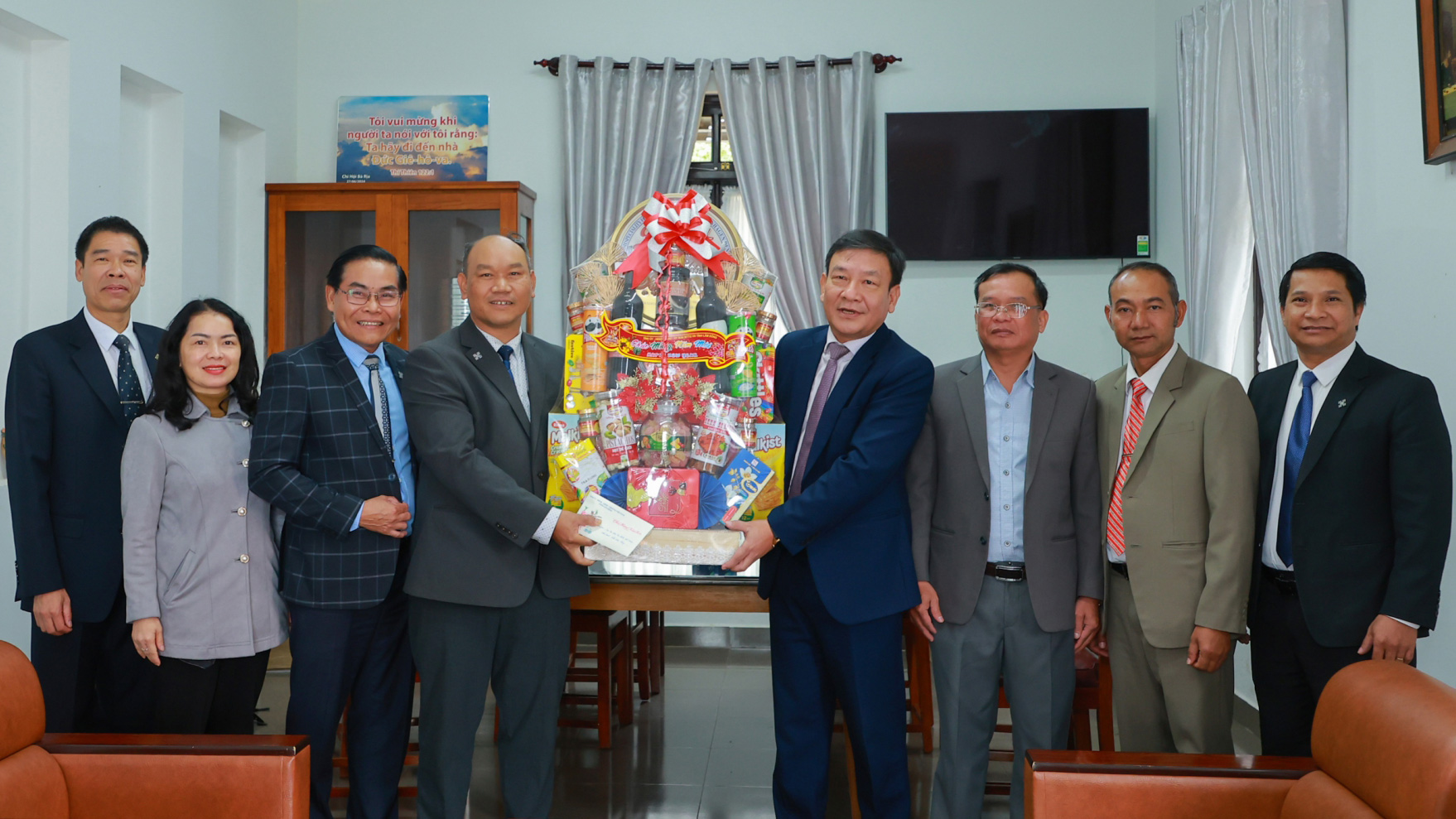 Đồng chí Bùi Thắng - Phó Bí thư Tỉnh ủy thăm, chúc Tết các tổ chức tôn giáo và cơ quan báo chí