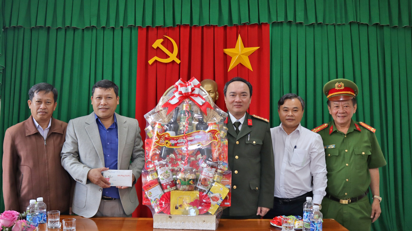 Đồng chí Trương Minh Đương - Giám đốc Công an tỉnh thăm, chúc Tết tại huyện Đức Trọng