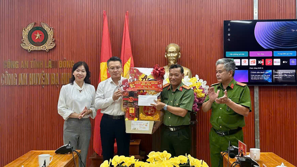 Lãnh đạo huyện Đạ Huoai thăm, tặng quà các đơn vị làm nhiệm vụ trong dịp Tết