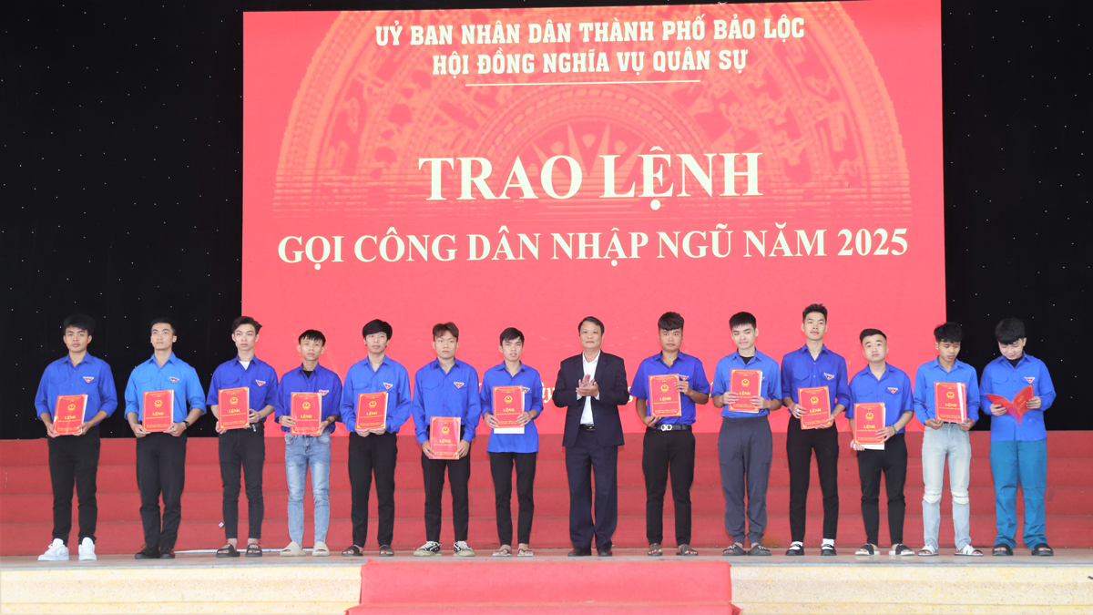 Bảo Lộc: Trao lệnh gọi công dân nhập ngũ cho 167 thanh niên