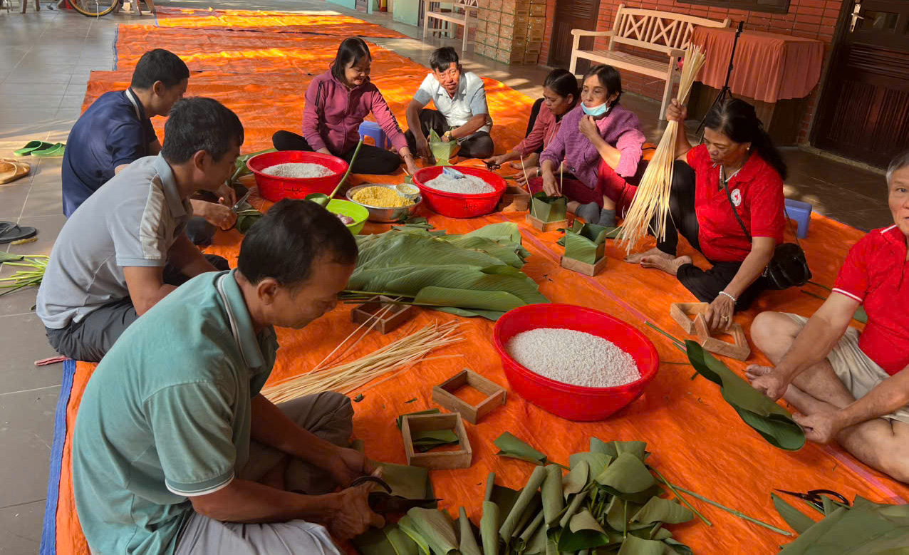 Đạ Huoai: Gói 1.000 bánh chưng, bánh tét tặng các gia đình khó khăn ăn Tết