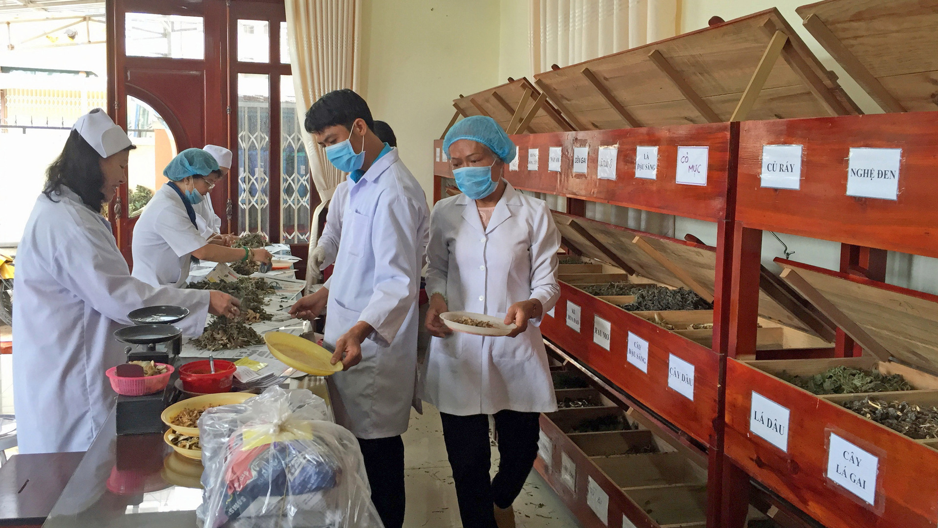 Phối hợp thực hiện tốt công tác khám, chữa bệnh nhân đạo, từ thiện