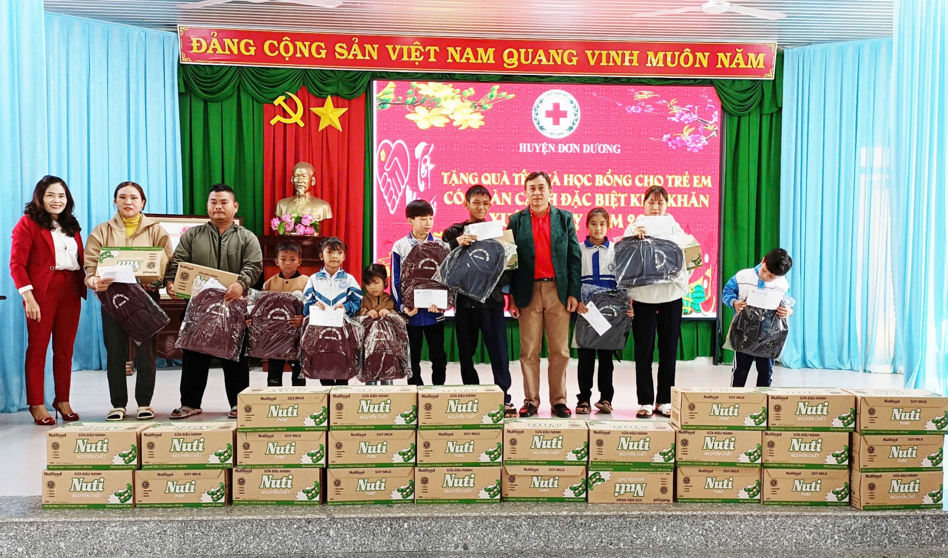 Đơn Dương: Trao 50 phần quà Tết và học bổng cho trẻ em có hoàn cảnh đặc biệt khó khăn