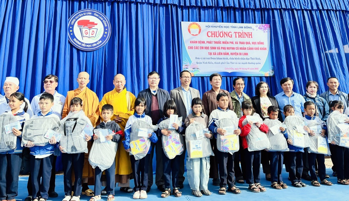 Di Linh: Khám bệnh, phát thuốc miễn phí, tặng quà, học bổng cho 320 học sinh và phụ huynh