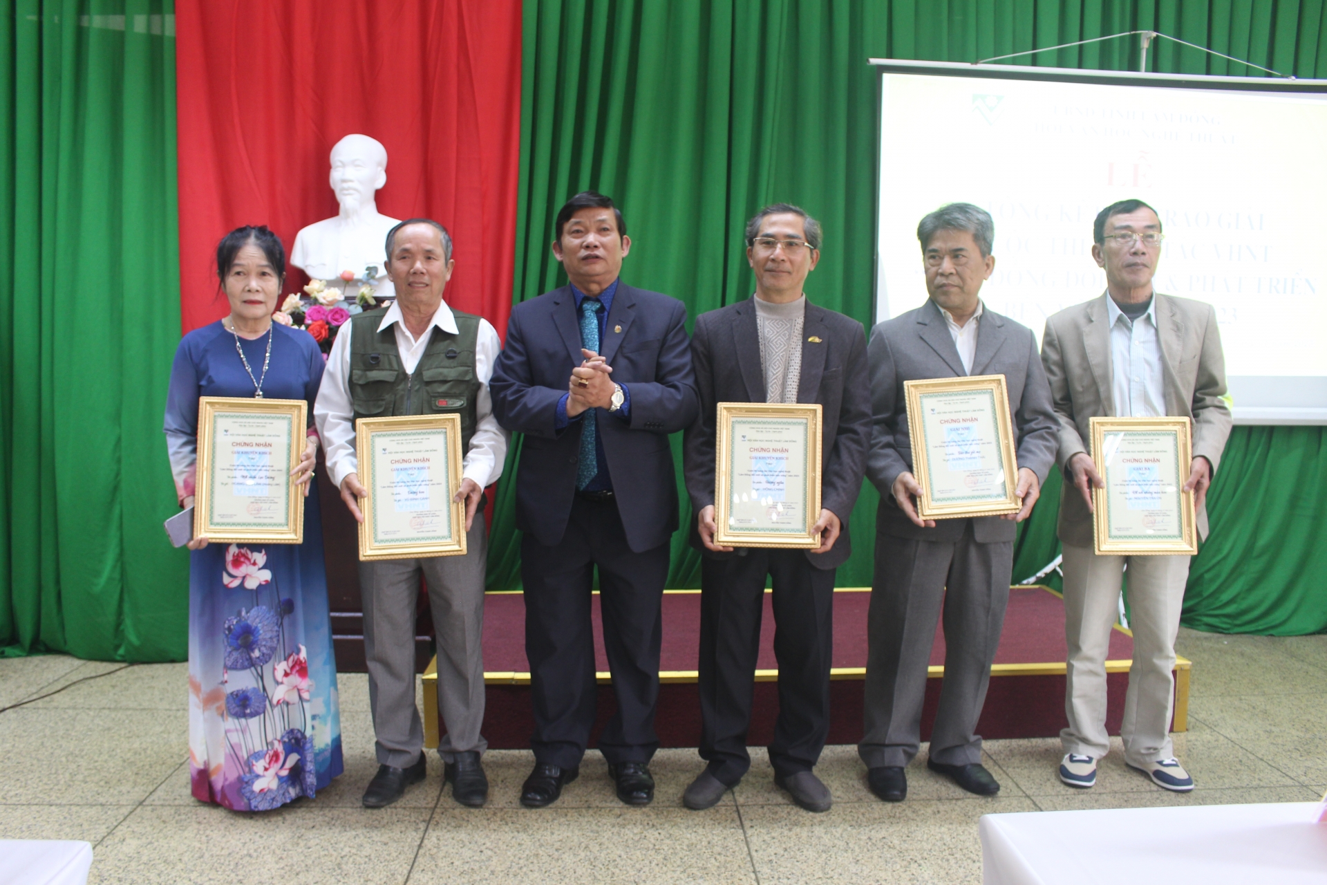 Trao 32 giải thưởng Cuộc thi sáng tác văn học - nghệ thuật “Lâm Đồng đổi mới và phát triển bền vững”