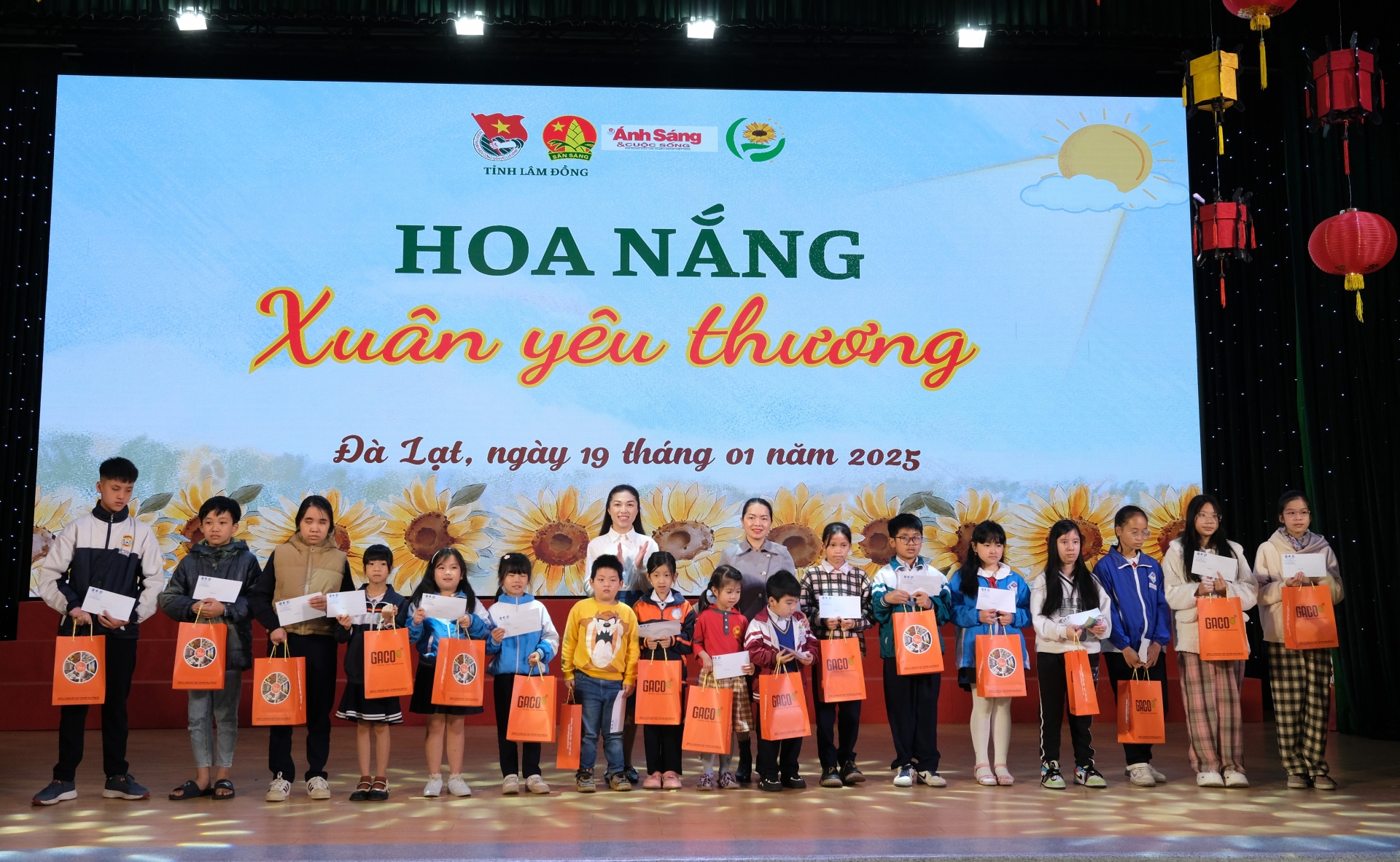 Trao 50 suất học bổng cho học sinh thành phố Đà Lạt trong chương trình Hoa nắng