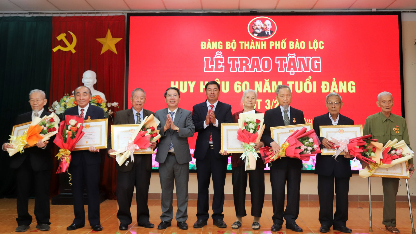 Bảo Lôc tổ chức kỷ niệm 95 năm Ngày thành lập Đảng và trao tặng Huy hiệu Đảng đợt 3/2