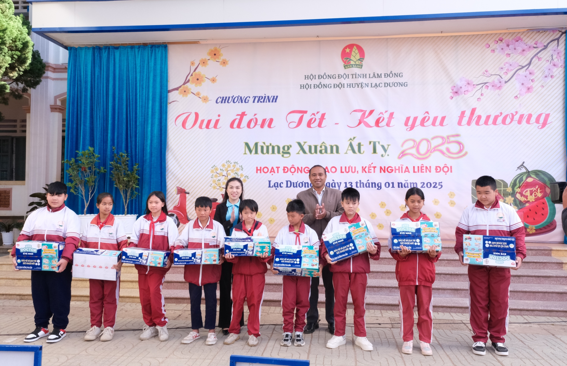 Chương trình “Vui đón Tết - Kết yêu thương” đến với học sinh huyện Lạc Dương