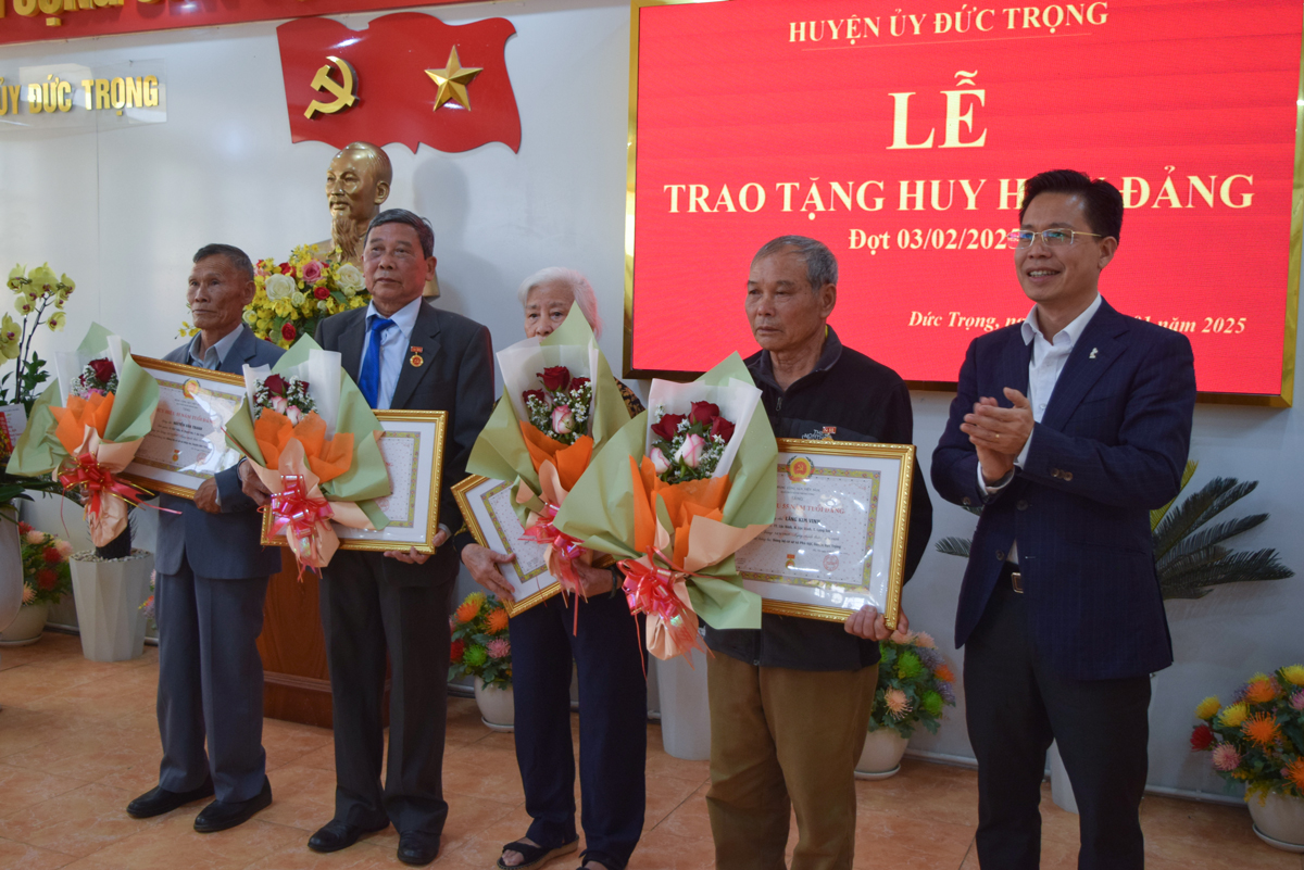 Đức Trọng trao tặng Huy hiệu Đảng đợt 3/2