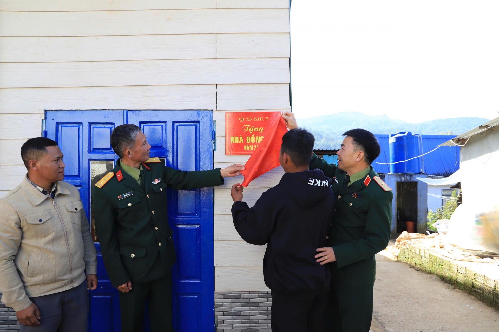 Học viện Lục quân bàn giao Nhà Đồng đội cho chiến sĩ có hoàn cảnh khó khăn