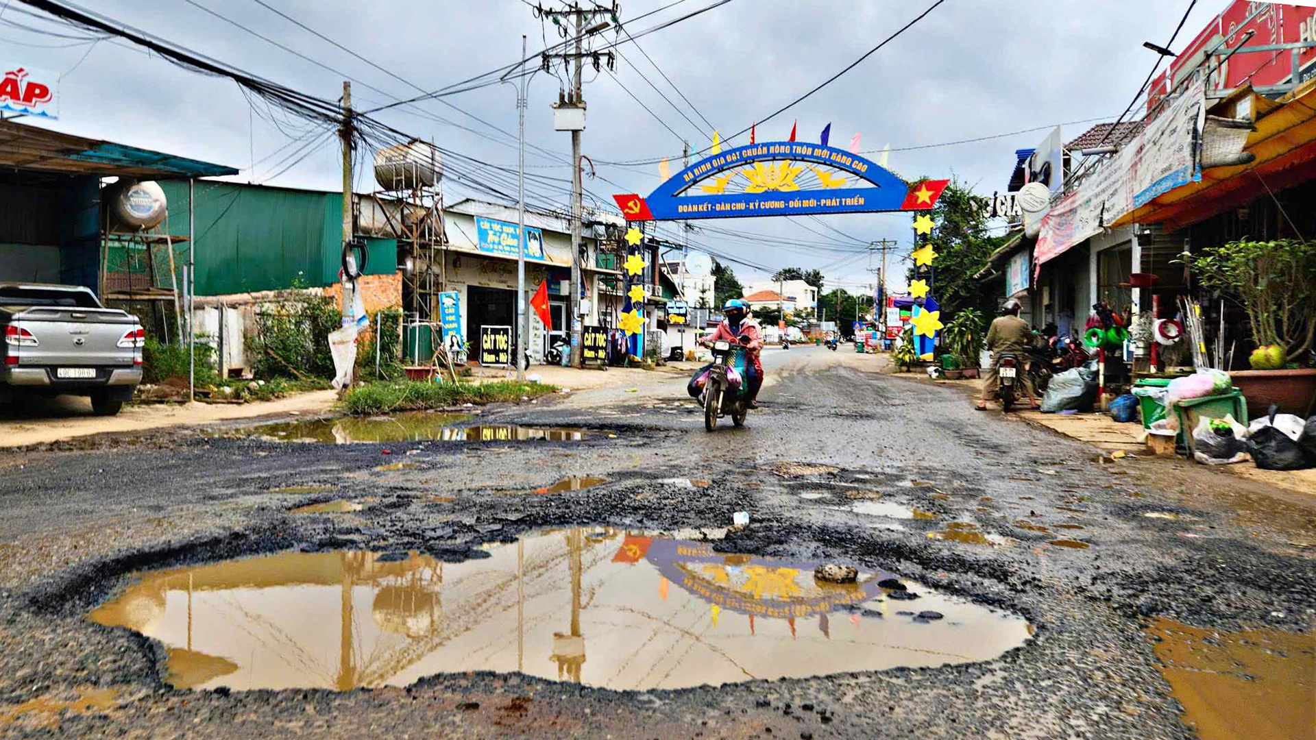 Đoạn đường đầy "ổ voi" 