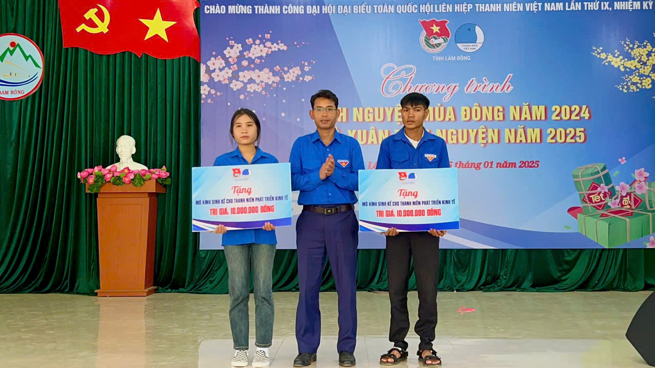 Chương trình Tình nguyện mùa Đông và Xuân tình nguyện đến với người dân huyện Đam Rông