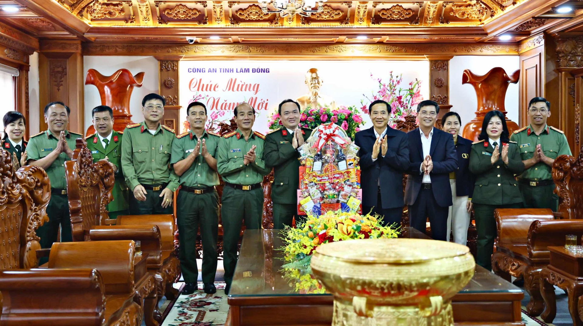Quyền Bí thư Tỉnh uỷ Nguyễn Thái Học thăm, chúc Tết lực lượng Công an