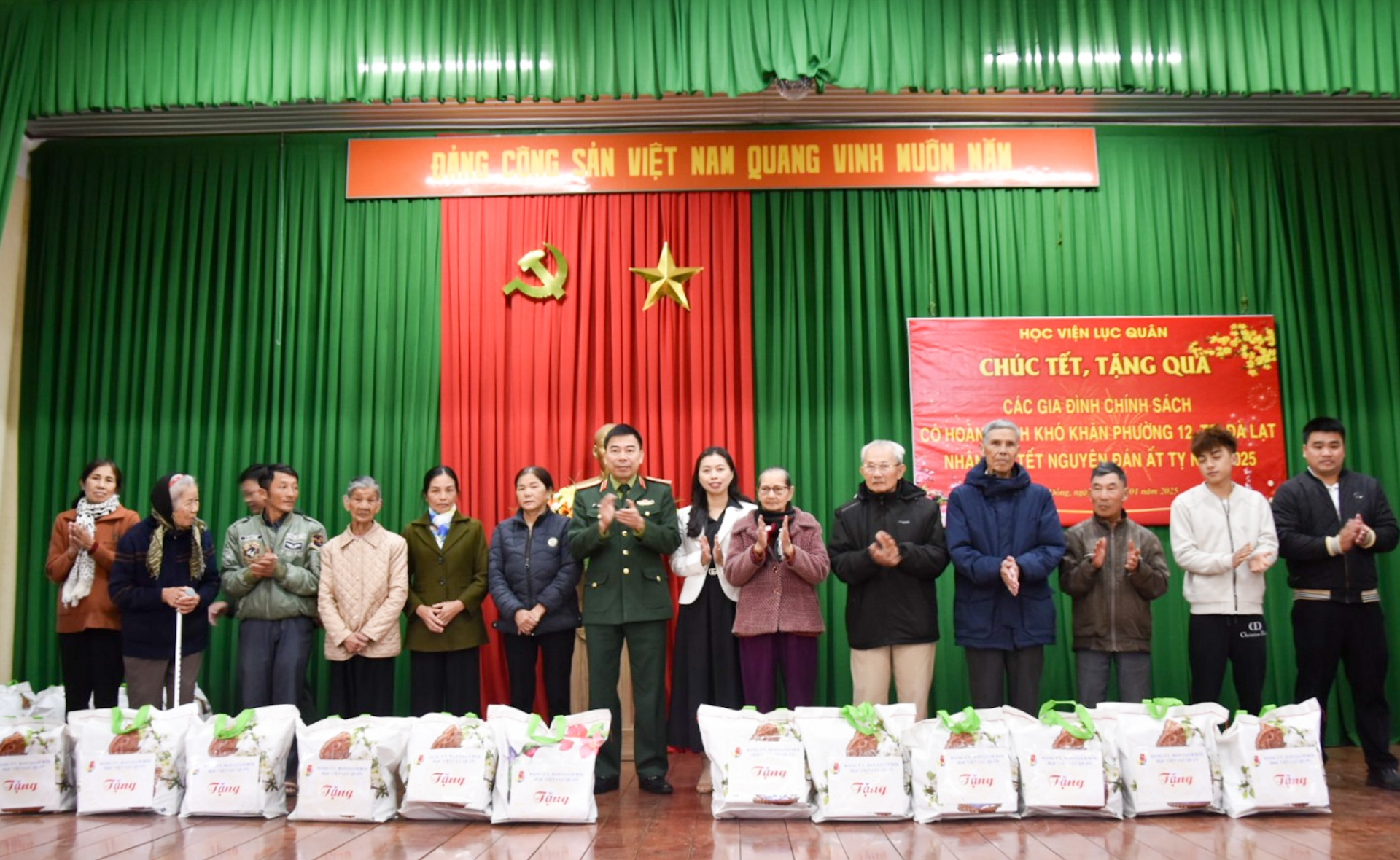 Học viện Lục quân thăm, tặng quà Tết cho các gia đình chính sách, hộ khó khăn