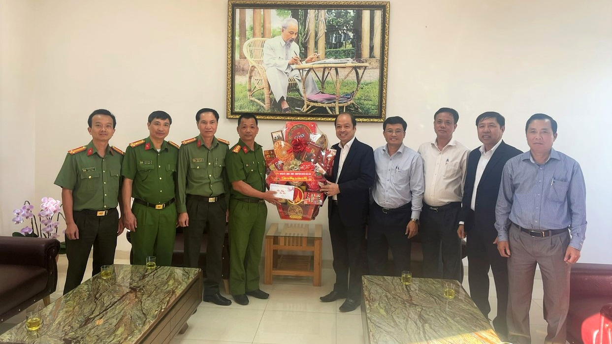 Lãnh đạo huyện Bảo Lâm thăm, tặng quà các đơn vị trực Tết và gia đình chính sách tiêu biểu