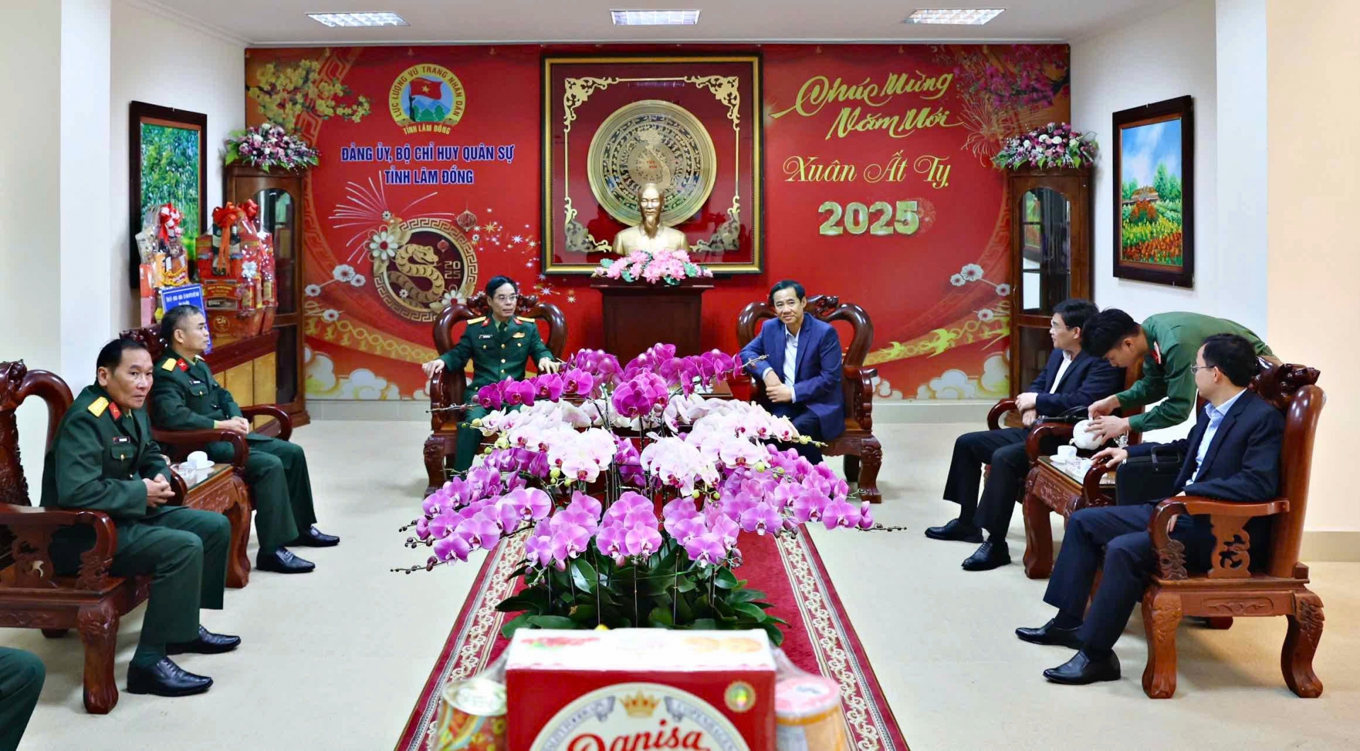 Quyền Bí thư Tỉnh uỷ Nguyễn Thái Học thăm, chúc Tết lực lượng vũ trang