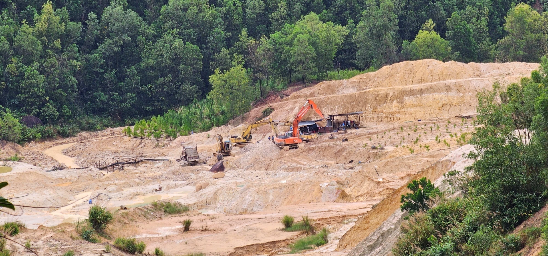 Vụ Đột nhập hầm khai thác cát lậu tại vùng giáp ranh: Số tiền thu lợi bất chính và giá trị khoáng sản chưa đủ để khởi tố vụ án hình sự