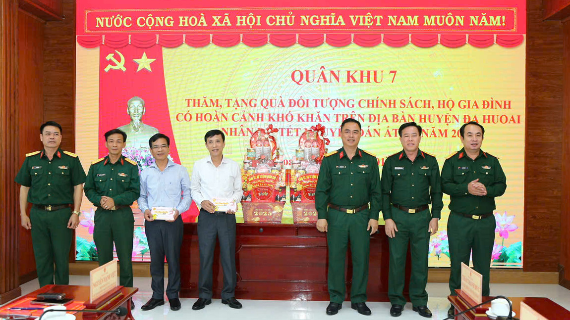 Bộ Tư lệnh Quân khu 7 thăm và tặng quà Tết tại huyện Đạ Huoai