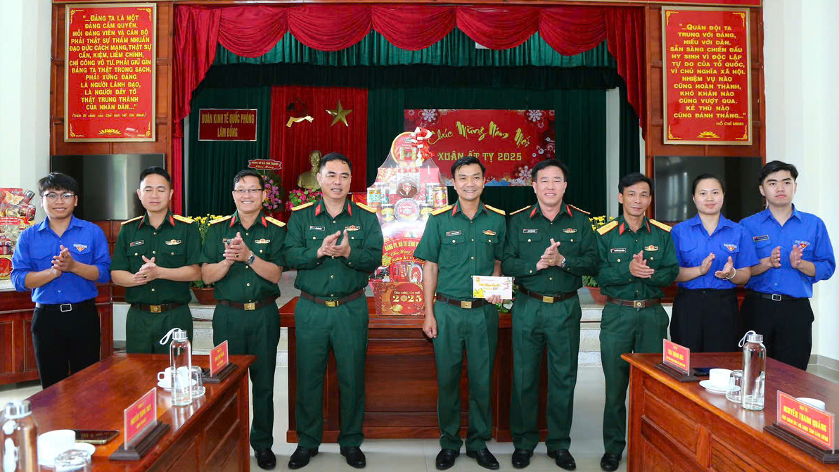 Bộ Tư lệnh Quân khu 7 thăm và tặng quà Tết tại huyện Đam Rông
