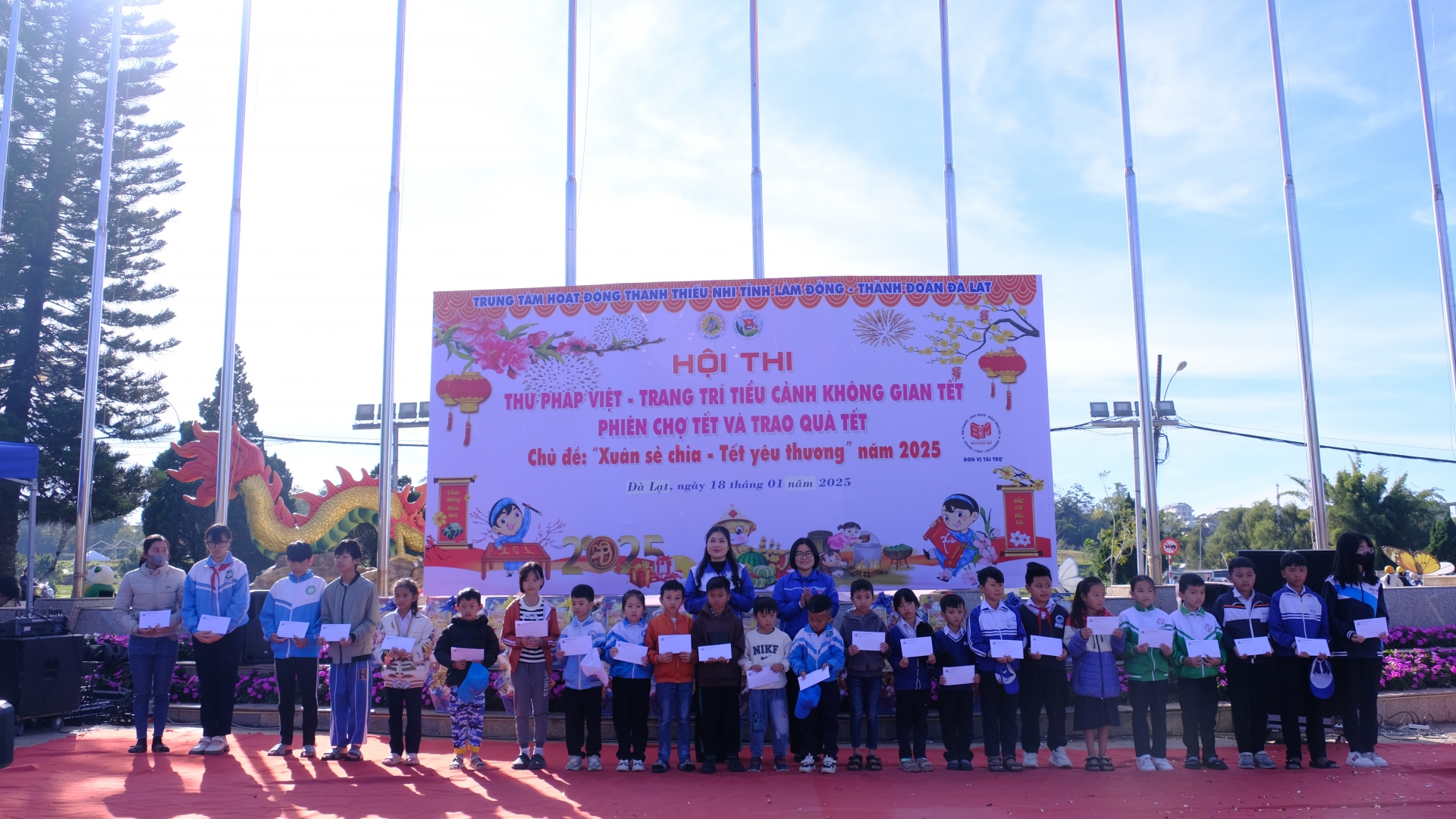 Đà Lạt: Trao tặng nhiều phần quà Tết trong chương trình Xuân sẻ chia - Tết yêu thương
