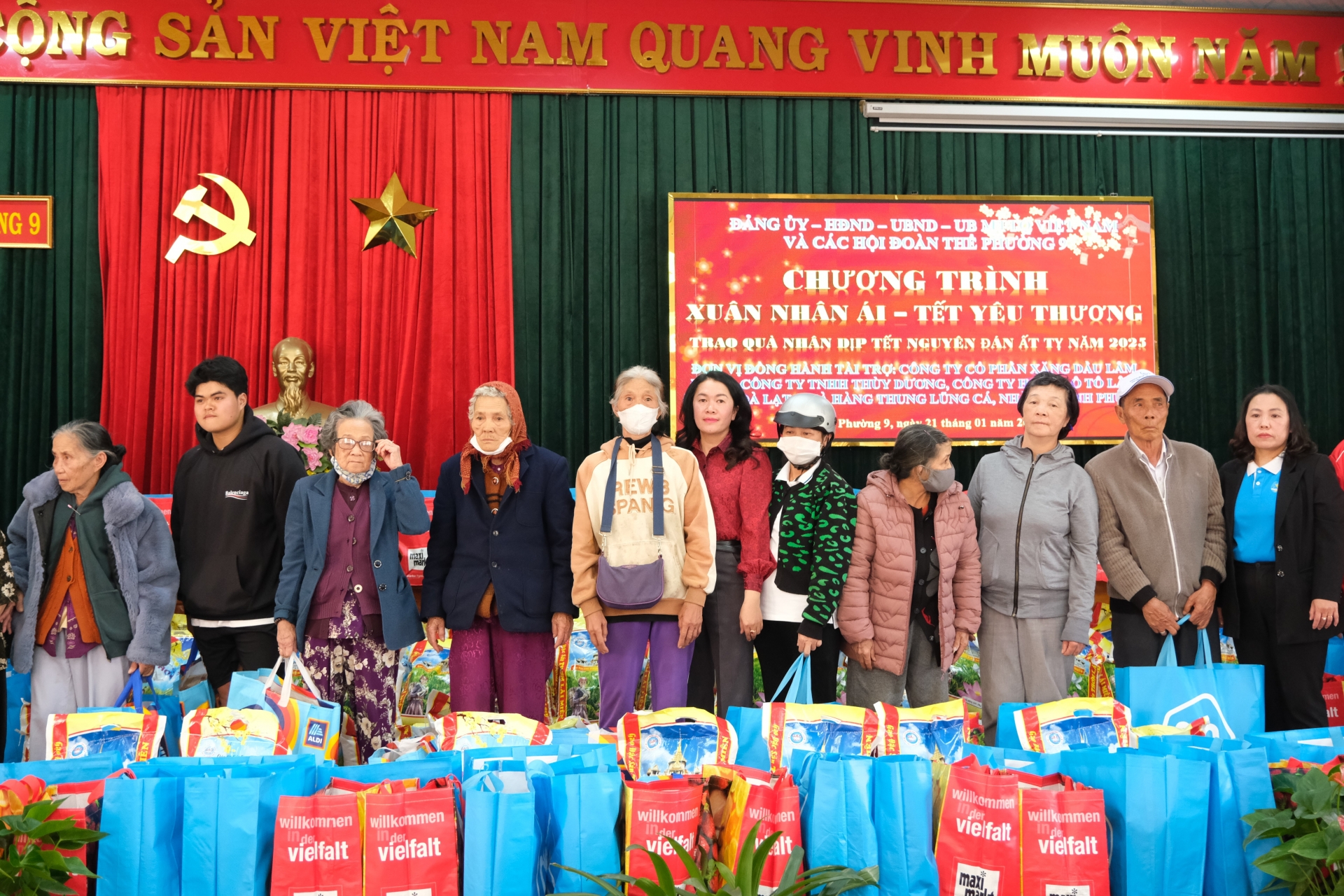 Mang Xuân ấm áp đến với những hoàn cảnh khó khăn