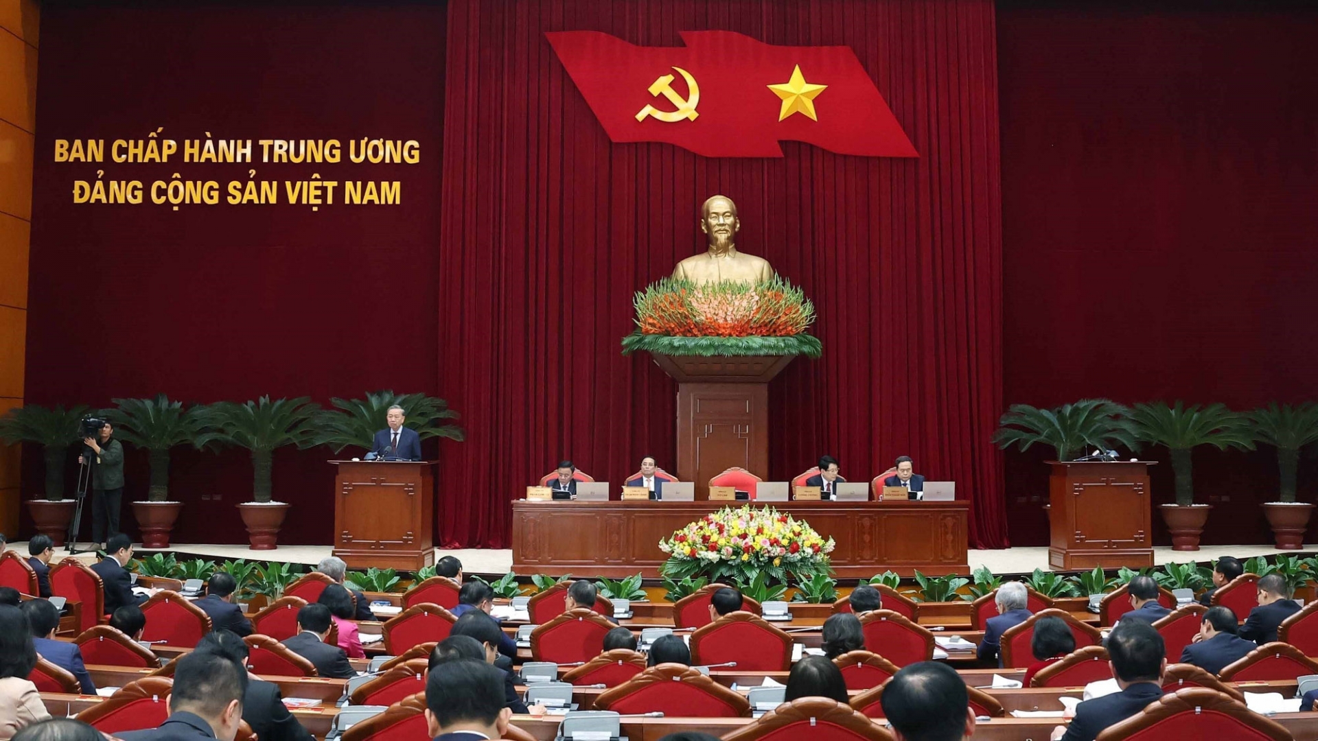 Ngày làm việc thứ nhất của Hội nghị Trung ương khóa XIII