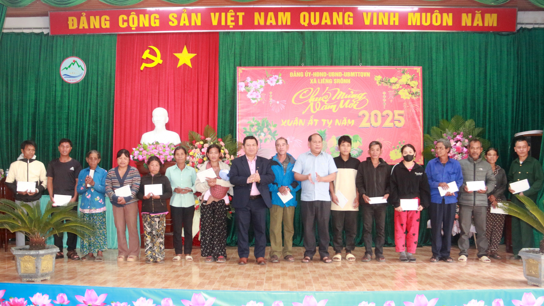 Phó Chủ tịch HĐND tỉnh K’Mák thăm, chúc Tết tại huyện Đam Rông