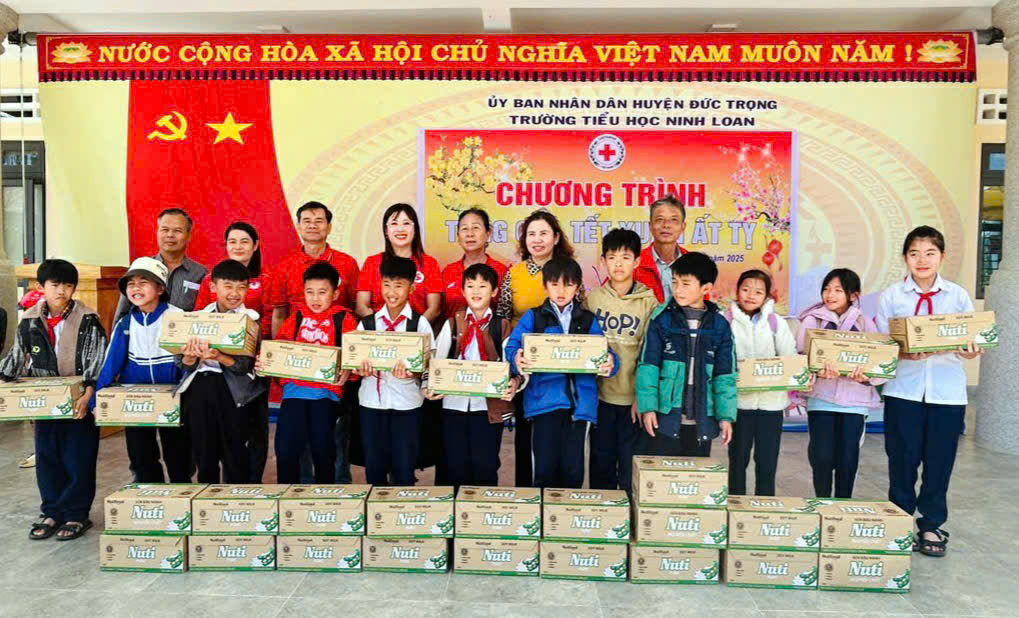 Tặng 1.200 thùng sữa cho các hoàn cảnh khó khăn trong tỉnh