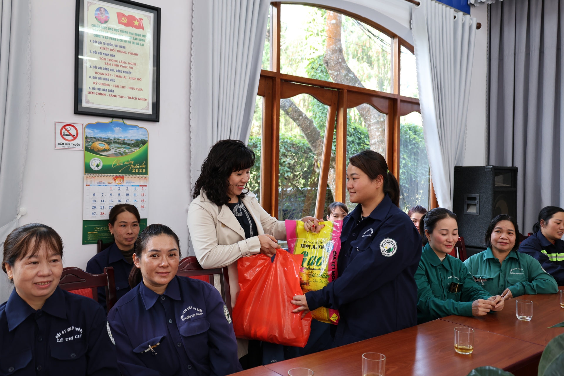 Hội LHPN tỉnh tặng quà Tết cho nữ công nhân có hoàn cảnh khó khăn