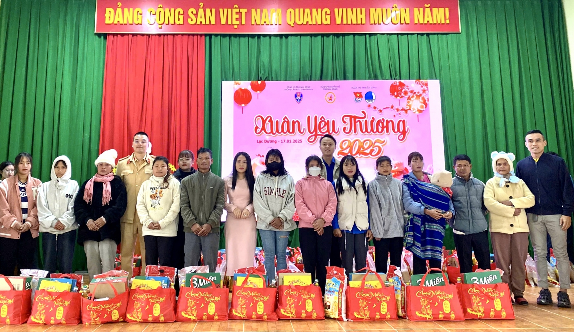Trao quà Xuân yêu thương cho người dân có hoàn cảnh khó khăn xã Đưng K’Nớ