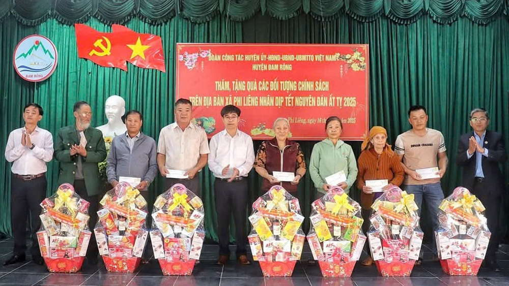 Đam Rông: Trao gần 9.500 phần quà hỗ trợ người dân đón Tết