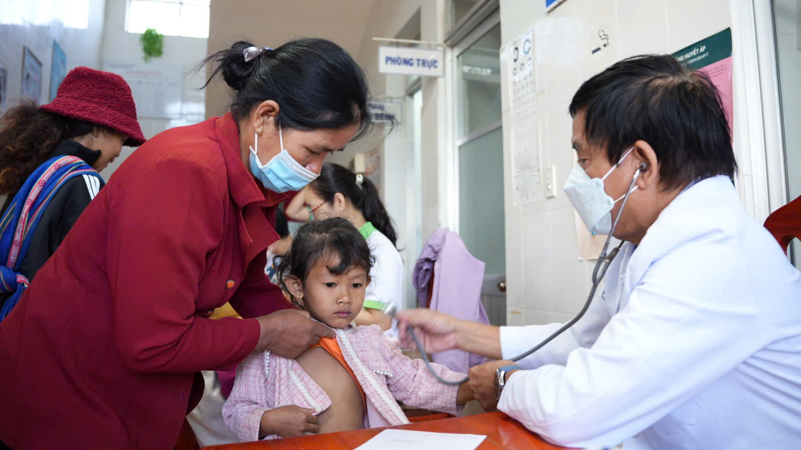 Bệnh viện Nhi đồng 2 khám chữa bệnh miễn phí và trao nhà tình thương tại huyện Di Linh