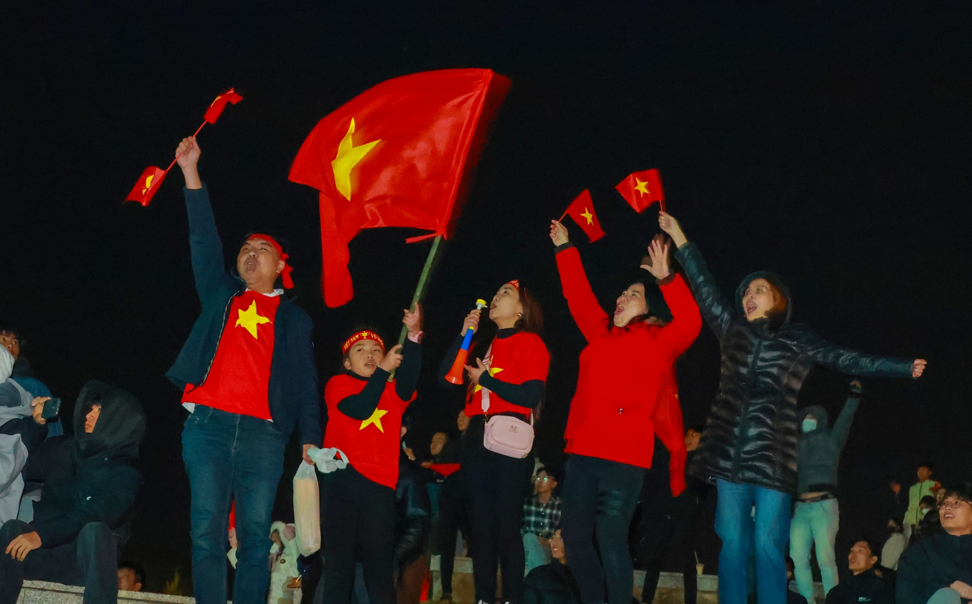 Hàng vạn người dân Đà Lạt và du khách xuống phố mừng chiến thắng đội tuyển bóng đá Việt Nam