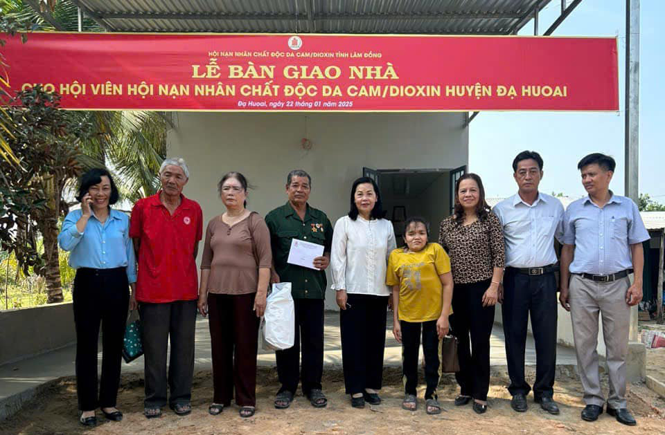 Đạ Huoai: Trao tặng nhà tình thương và quà Tết cho hội viên nạn nhân chất độc da cam