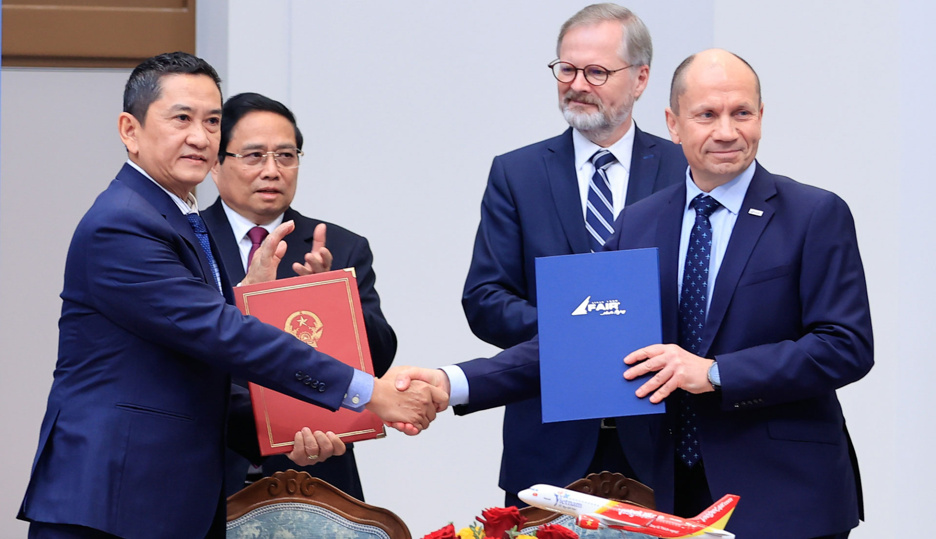 Vietjet hợp tác với trường bay F AIR đào tạo phi công tại châu Âu
