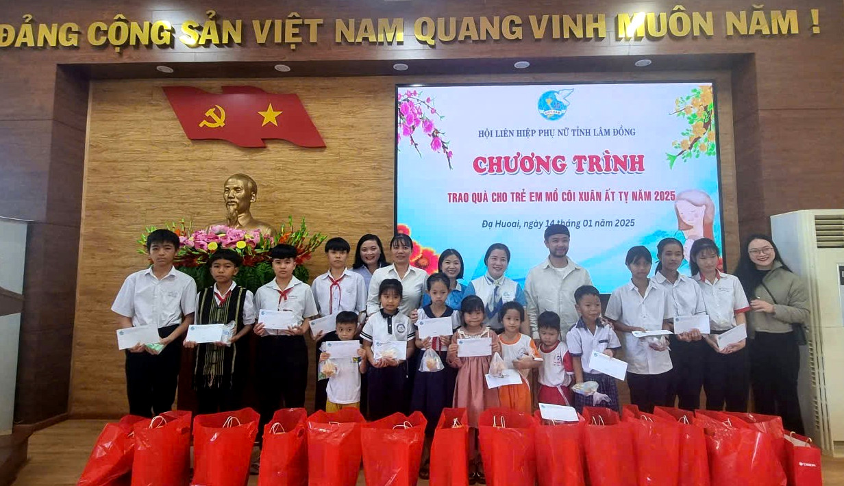Đạ Huoai: Nhiều phần quà Tết ý nghĩa đến với trẻ em mồ côi