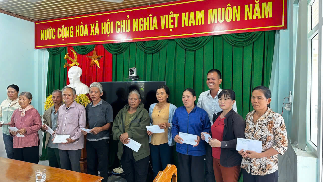 Đạ Huoai: Trao tặng 50 phần quà Tết cho các hộ gia đình có hoàn cảnh khó khăn
