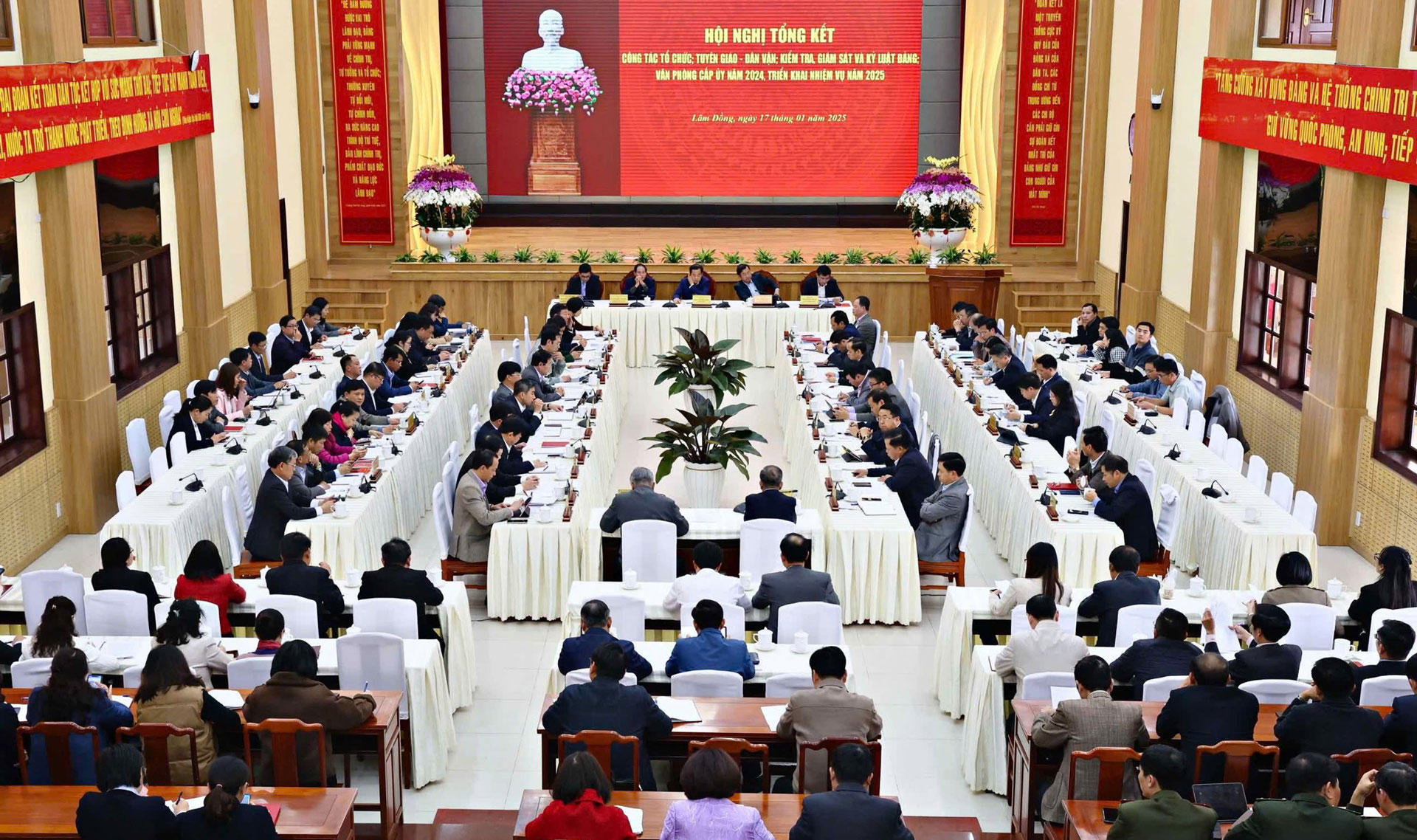 Công tác xây dựng Đảng góp phần quan trọng trong thực hiện thắng lợi nhiệm vụ chung của tỉnh