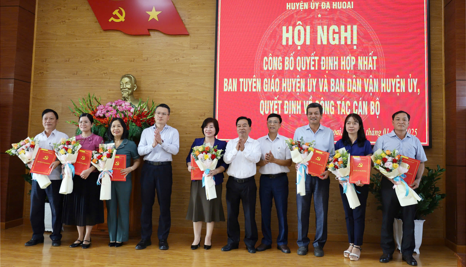 Đạ Huoai: Công bố quyết định hợp nhất Ban Tuyên giáo Huyện ủy và Ban Dân vận Huyện ủy