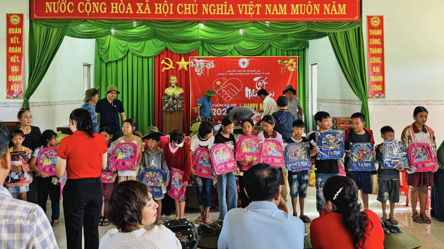 Đạ Huoai: Trao 200 phần quà cho các hộ gia đình có hoàn cảnh khó khăn