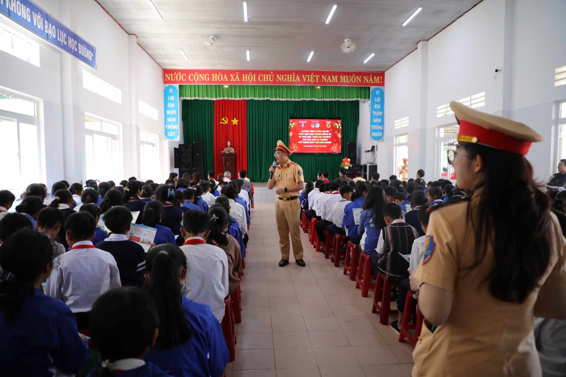 Cùng xây dựng môi trường giao thông văn minh, an toàn