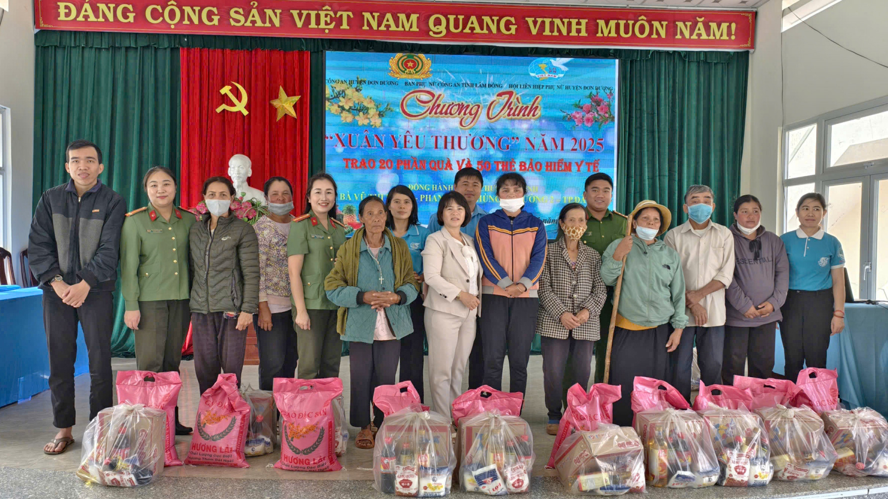 Phụ nữ Công an Lâm Đồng tặng thẻ bảo hiểm y tế và quà Tết cho người dân có hoàn cảnh khó khăn