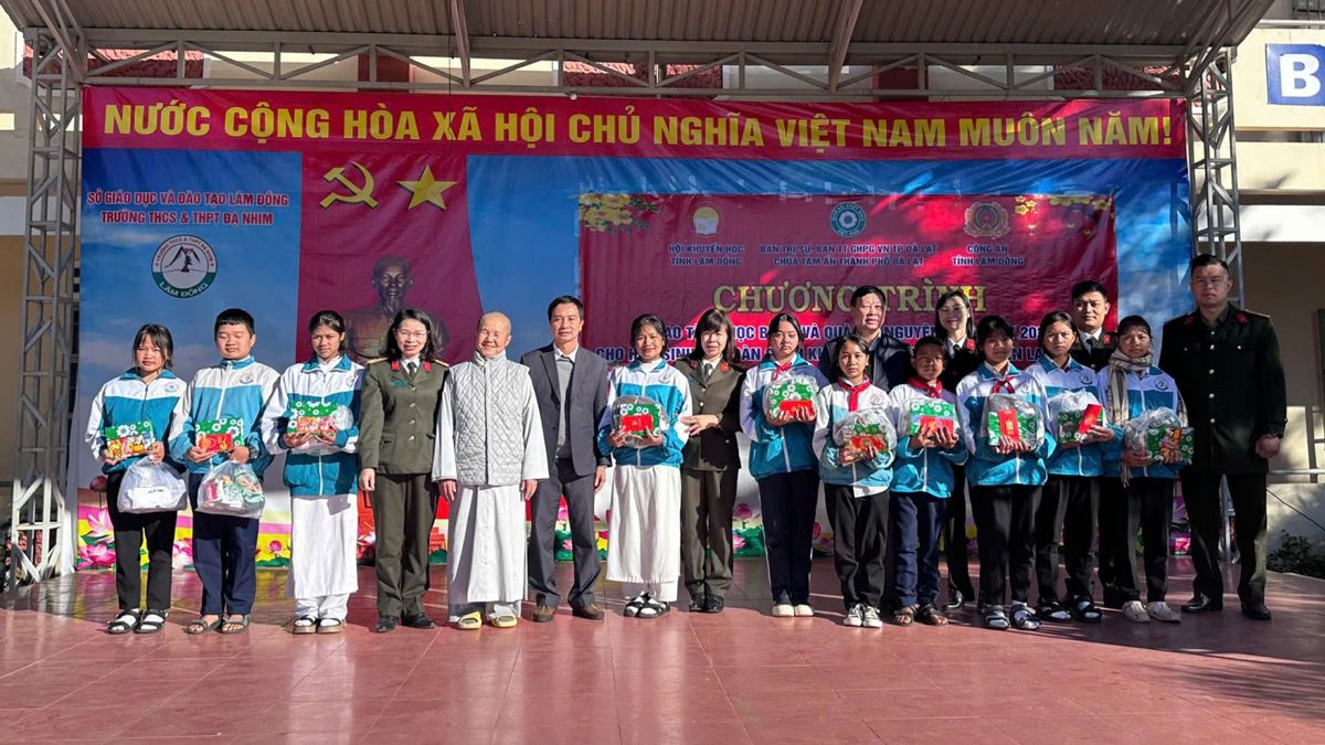 Trao tặng 80 phần quà và học bổng cho học sinh vượt khó