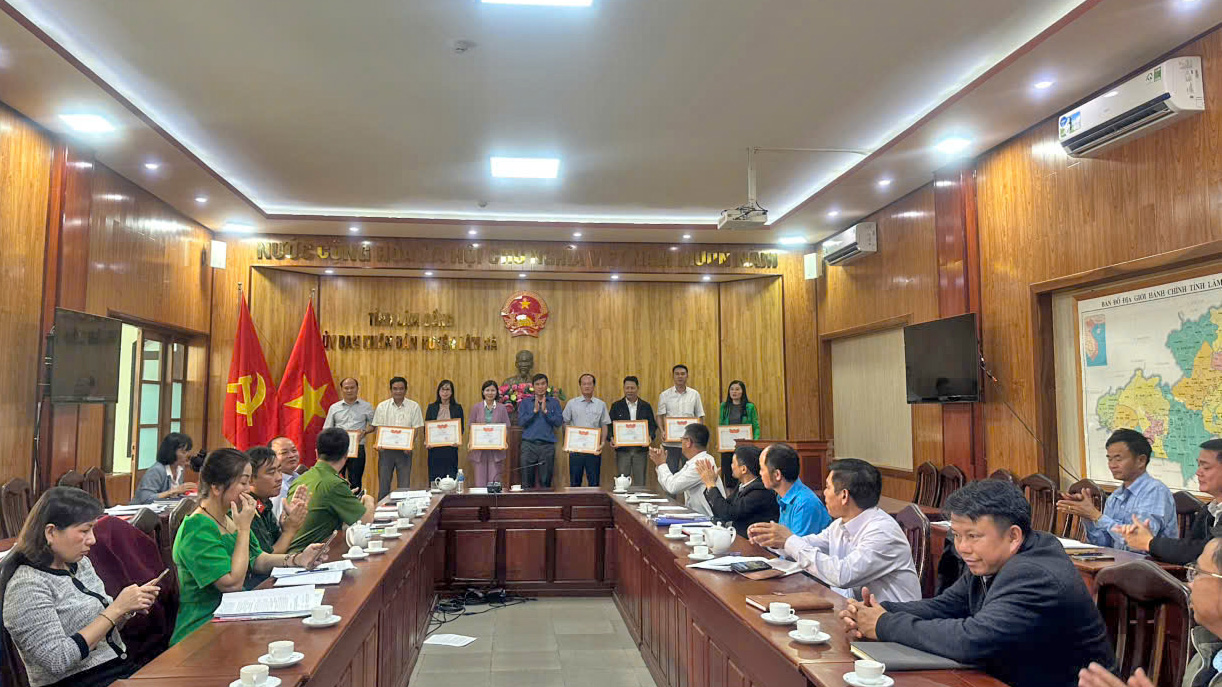 Lâm Hà: Khen thưởng các cá nhân, tập thể trong thực hiện quy chế dân chủ ở cơ sở