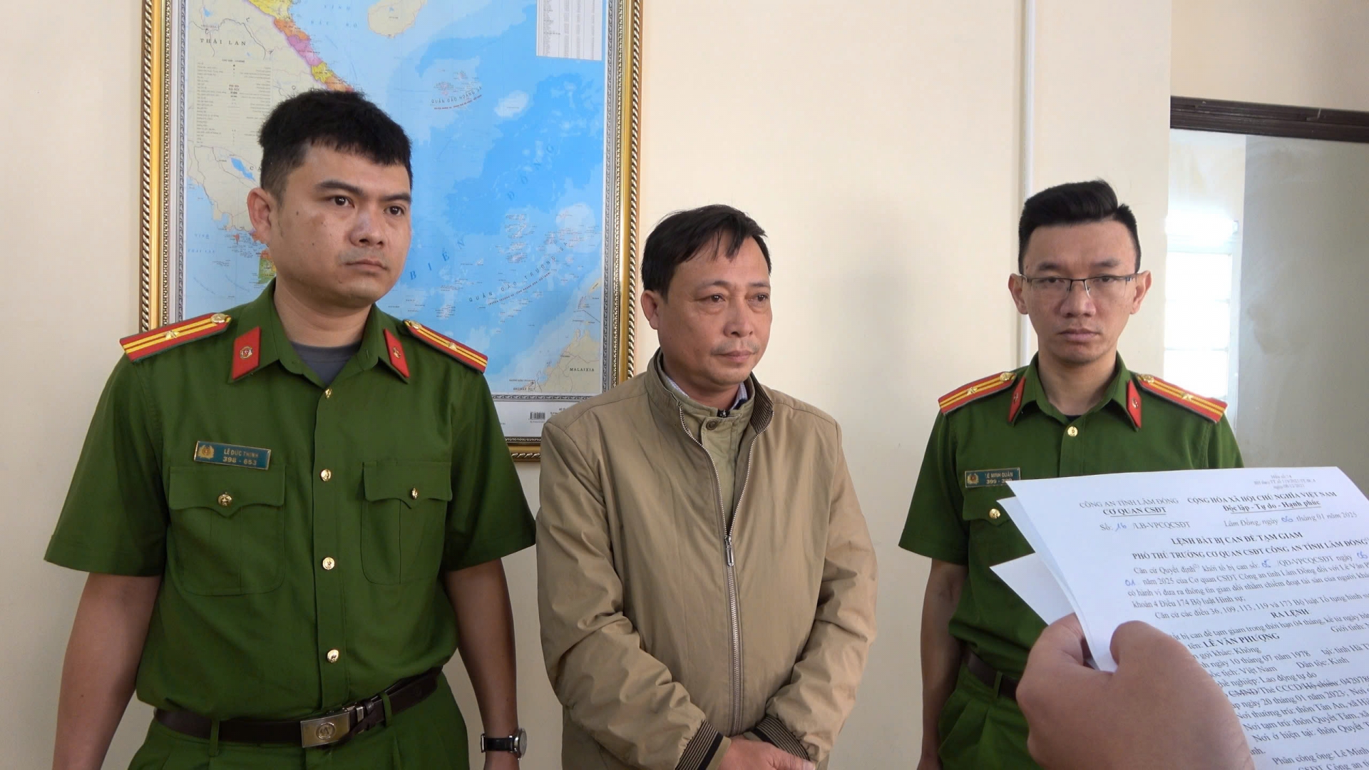 Khởi tố, bắt tạm giam đối tượng lừa đảo làm giấy tờ đất