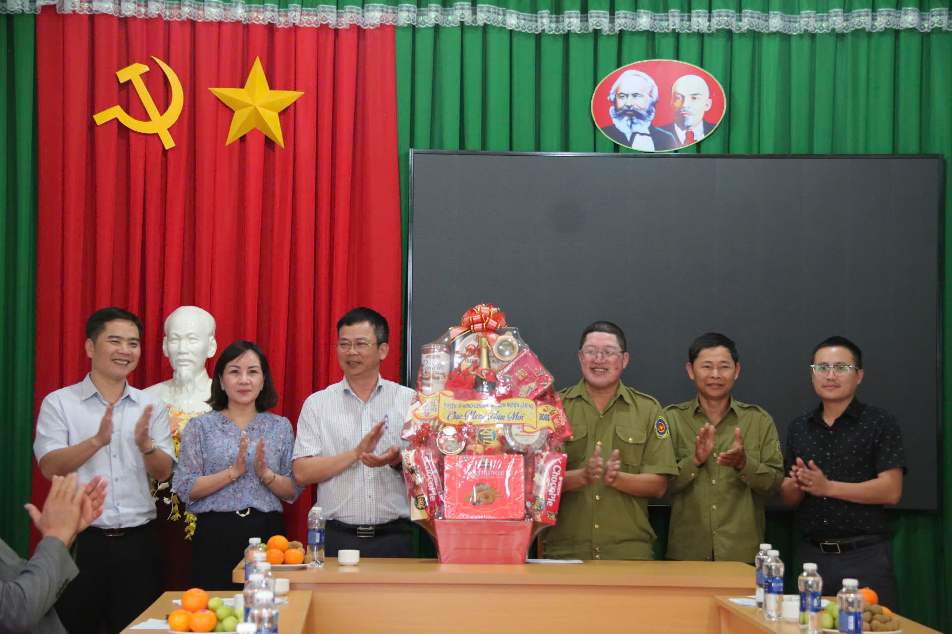 Lãnh đạo huyện Lâm Hà thăm, chúc tết các đơn vị trực Tết