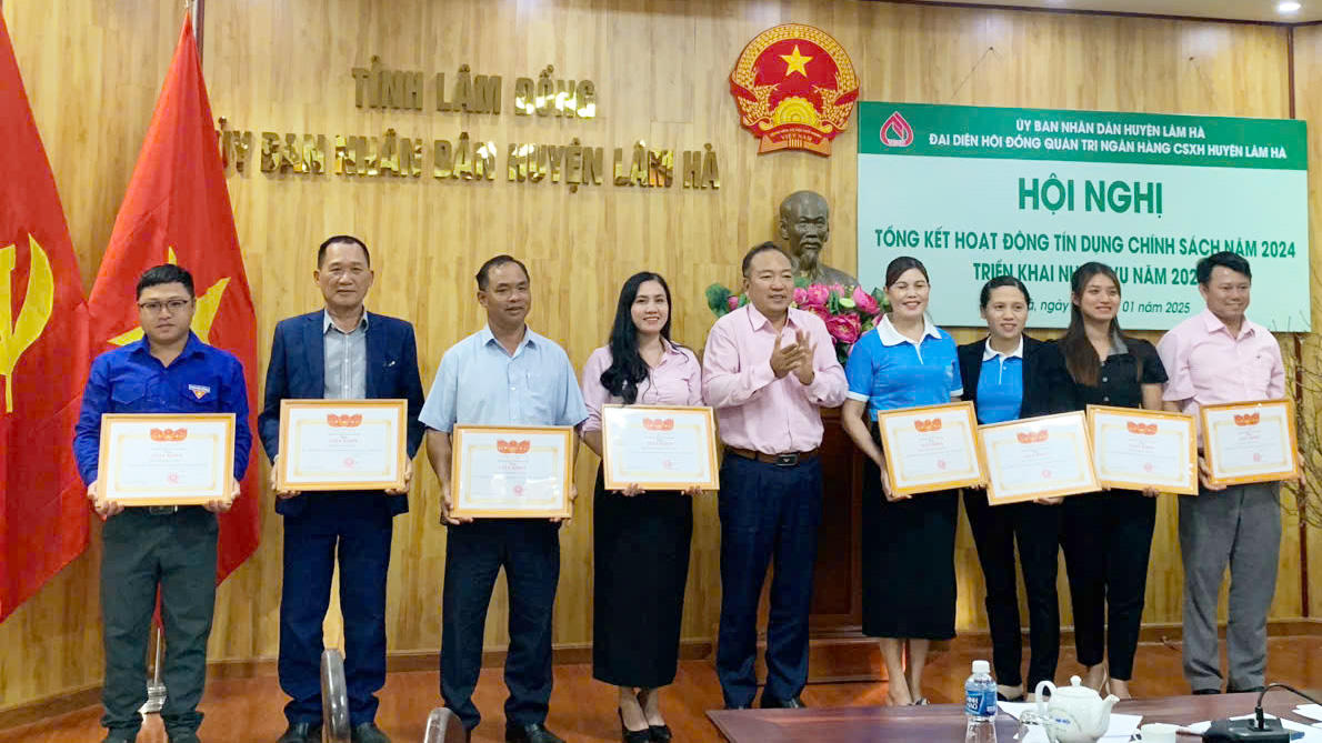 Lâm Hà: Khen thưởng nhiều tập thể, cá nhân có thành tích xuất sắc trong hoạt động tín dụng chính sách