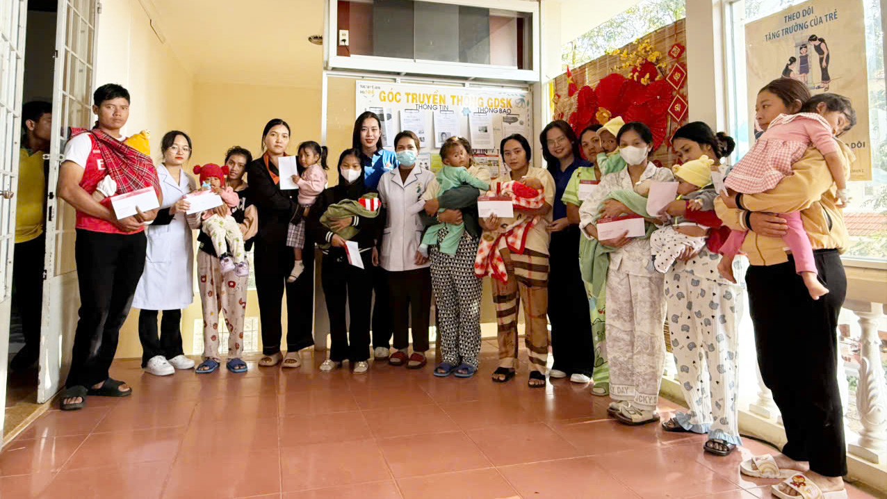 Lâm Hà: Trao tặng quà cho các bệnh nhân nghèo